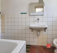 Rodinný dom s veľkým pozemkom 2 908 m² v obci Žiar - Kúpeľňa v rodinnom dome s bielymi obkladačkami a jednoduchou sanitou.