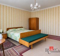 Rodinný dom s veľkým pozemkom 2 908 m² v obci Žiar - Priestranná spálňa s retro nábytkom, tapetami a kvetmi v rodinnom dome.