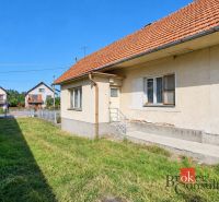 Rodinný dom s veľkým pozemkom 2 908 m² v obci Žiar - Rodinný dom v Žiari so šikmou strechou a trávnatým dvorom.