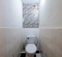 Kompletne zariadený 3 izbový byt s loggiou - Petzwalova ulica  - Kúpeľňa so zebrí vzorom v 3-izbovom byte, keramické obklady a toaleta.