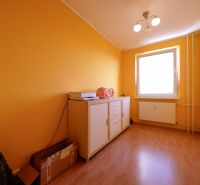 Kompletne zariadený 3 izbový byt s loggiou - Petzwalova ulica  - Izba s oranžovými stenami a podlahou s dreveným dekorom v 3-izbovom byte.