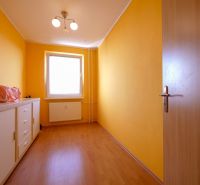 Kompletne zariadený 3 izbový byt s loggiou - Petzwalova ulica  - Izba v 3-izbovom byte s oranžovými stenami a podlahou s dreveným dekorom.