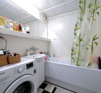 Kompletne zariadený 3 izbový byt s loggiou - Petzwalova ulica  - Kúpeľňa so sprchovacím kútom, práčkou a zrkadlom v 3-izbovom byte.