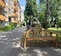 Super cena! 3i byt s parkovacím miestom a záhradnou chatkou - Exteriér 3-izbového bytu na ulici Pred poľom v Trenčíne so záhradným sedením.