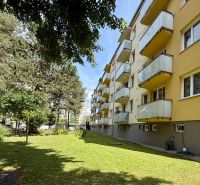 Super cena! 3i byt s parkovacím miestom a záhradnou chatkou - Bytový dom na ulici Pred poľom v Trenčíne, obklopený zeleňou a stromami.
