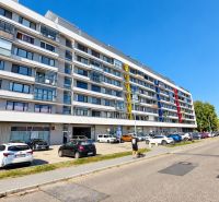 Priestranný 2i byt, loggia, klíma, projekt MONDRIAN, Sedmokrásková ul. - Lodžie bytového domu na Sedmokráskovej ulici v Bratislave - Ružinov. Zaparkované autá pri chodníku.