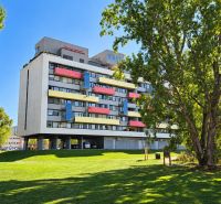 Priestranný 2i byt, loggia, klíma, projekt MONDRIAN, Sedmokrásková ul. - Bytový dom v Bratislave - Ružinove na Sedmokráskovej ulici obklopený zeleňou.