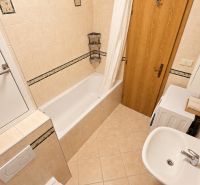 Priestranný 2i byt, loggia, klíma, projekt MONDRIAN, Sedmokrásková ul. - Kúpeľňa s vaňou a umývadlom v 2-izbovom byte, béžové obklady a práčka.