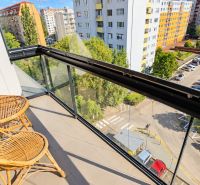 Priestranný 2i byt, loggia, klíma, projekt MONDRIAN, Sedmokrásková ul. - Balkón so skleneným zábradlím a výhľadom na okolie v Bratislave - Ružinove, Sedmokráskova.