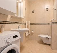 Priestranný 2i byt, loggia, klíma, projekt MONDRIAN, Sedmokrásková ul. - Kúpeľňa v 2-izbovom byte s práčkou, vaňou a závesným WC, doplnky vytvárajú útulný dojem.