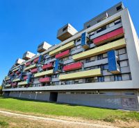 Priestranný 2i byt, loggia, klíma, projekt MONDRIAN, Sedmokrásková ul. - Budova s farebnými balkónmi na ulici Sedmokrásková v Bratislave - Ružinove.