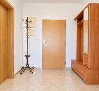 Priestranný 2i byt, loggia, klíma, projekt MONDRIAN, Sedmokrásková ul. - Chodba v 2-izbovom byte s dreveným nábytkom a kamennou podlahou.
