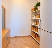 Priestranný 2i byt, loggia, klíma, projekt MONDRIAN, Sedmokrásková ul. - Výklenok s poličkami, chladničkou a úložným priestorom v 2-izbovom byte.