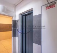NA PREDAJ priestranný 3-izbový byt s loggiou v Bratislave Devínska N V - Vstupný priestor s výťahom v 3-izbovom byte obsahuje bezpečnostné a protipožiarne dvere.