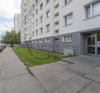 NA PREDAJ priestranný 3-izbový byt s loggiou v Bratislave Devínska N V - Bytový dom na Eisnerovej ulici v Bratislave - Devínskej Novej Vsi obklopený parkoviskom.