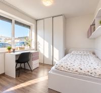 4-izbový dom 96m2 + pozemok 417m2  | Kostolište - Izba s bielym nábytkom, stolom pri okne, rastlinami a podlahou s dreveným dekorom.