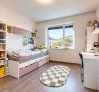 4-izbový dom 96m2 + pozemok 417m2  | Kostolište - Detská izba s posteľou, poličkami a podlahou s dreveným dekorom v rodinnom dome.
