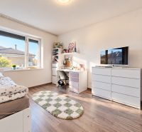 4-izbový dom 96m2 + pozemok 417m2  | Kostolište - Detská izba s podlahou s dreveným dekorom v Rodinnom dome s bielym nábytkom.