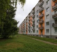 Na predaj 2-izbový rekonštruovaný tehlový byt, 28. októbra - Bytový dom na ulici 28. októbra v Trenčíne obklopený zeleňou.