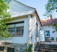 Predaj 6 izbový dom s veľkým rožným pozemkom Nitra, Zobor - Rodinný dom na Chmeľovej doline v Nitre s kamenným soklom a terasou.