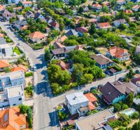 Predaj 6 izbový dom s veľkým rožným pozemkom Nitra, Zobor - Letecký pohľad na rodinné domy na ulici Chmeľová dolina v Nitre, obklopené zeleňou.