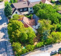 Predaj 6 izbový dom s veľkým rožným pozemkom Nitra, Zobor - Rodinný dom obklopený zeleňou na ulici Chmeľová dolina v Nitre.