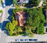 Predaj 6 izbový dom s veľkým rožným pozemkom Nitra, Zobor - Letecký pohľad na rodinný dom obklopený zeleňou v Nitre na Chmeľovej doline.