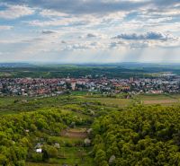 ZNÍŽENÁ CENA - Únik do prírody - chatka a vinica nad Modrou - Letecký pohľad na mesto Modra obklopené zelenými poliami a lesmi za riekou Ohňavy.