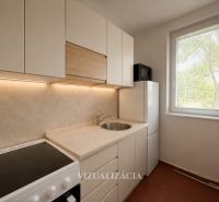 2-izbový byt v centre Modry s veľkou murovanou pivnicou | Dukelská ul. - Kuchyňa v 2-izbovom byte s jednoducho riešenou linkou a oknom.