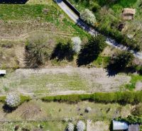ZNÍŽENÁ CENA - bývanie aj investícia - 1114 m² pozemok Hor. Topoľníky - Letecký pohľad na pozemok pre bývanie v Topoľníkoch obklopený zeleňou.