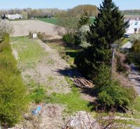ZNÍŽENÁ CENA - bývanie aj investícia - 1114 m² pozemok Hor. Topoľníky - Exteriérne pozemky v Topoľníkoch obklopené zeleňou a vidieckou krajinou.