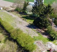 ZNÍŽENÁ CENA - bývanie aj investícia - 1114 m² pozemok Hor. Topoľníky - Pozemky - bývanie v Topoľníkoch s trávnatou plochou a stromami na rozsiahlej záhrade.