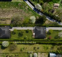 ZNÍŽENÁ CENA - bývanie aj investícia - 1114 m² pozemok Hor. Topoľníky - Letecký pohľad na rozdelené pozemky pre bývanie v Topoľníkoch obklopené zeleňou.