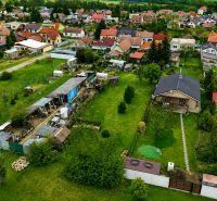 1025 m² V BUDMERICIACH – REKREAČNÝ POZEMOK S POTENCIÁLOM DO BUDÚCNOSTi - Letecký pohľad na záhradné pozemky v rekreačnej zóne na Kaštieľskej ulici v Budmericiach.
