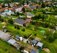 1025 m² V BUDMERICIACH – REKREAČNÝ POZEMOK S POTENCIÁLOM DO BUDÚCNOSTi - Letecký pohľad na rekreačné pozemky v Kaštieľskej ulici v Budmericiach.