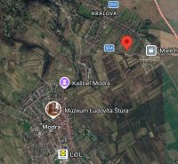 Jedinečný pozemok v Modre pod Karpatmi – vhodný na výstavbu - Letecký pohľad na pozemky - bývanie v Modre, ulica 504, s viditeľnými orientačnými bodmi.