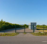 Jedinečný pozemok v Modre pod Karpatmi – vhodný na výstavbu - Plot s kontajnerom pri ulici 504 v Modre, kategória: Pozemky - bývanie.
