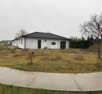 4-izbový rodinný dom Galanta – HODY - bez rezervačnej zálohy - Rodinný dom v Galante so šikmou strechou na trávnatom pozemku.