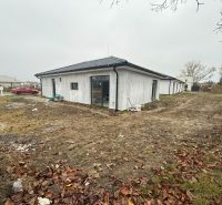 4-izbový rodinný dom Galanta – HODY - bez rezervačnej zálohy - Rodinný dom v Galante s bielou omietkou stojí na nezastavanom pozemku.