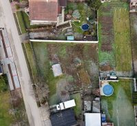 NOVÁ CENA Rovinatý pozemok v Pate 713 m² - bez rezervačnej zálohy - Letecký pohľad na pozemky pre bývanie v Pate, so záhradami a cestnou infraštruktúrou.