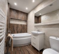 INVESTIČNÁ PRÍLEŽITOSŤ V SRDCI ŠTÚROVA - ZABEHNUTÉ APARTMÁNY - Kúpeľňa v rodinnom dome s vaňou a podlahou s dreveným dekorom.
