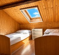 INVESTIČNÁ PRÍLEŽITOSŤ V SRDCI ŠTÚROVA - ZABEHNUTÉ APARTMÁNY - Podkrovie s dvoma lôžkami a strešným oknom, podlaha s dreveným dekorom, Rodinný dom.