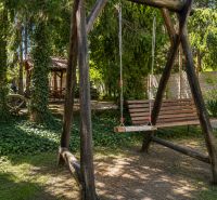 INVESTIČNÁ PRÍLEŽITOSŤ V SRDCI ŠTÚROVA - ZABEHNUTÉ APARTMÁNY - Záhrada rodinného domu na Jozefa Bema v Štúrove s hojdačkou a altánkom.