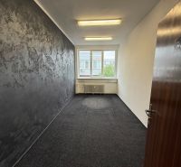 Prenájom obchodných priestorov v centre Galanty - Kancelária s tmavosivou stenou, kobercom a veľkým oknom.