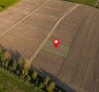 INVESTIČNÁ PRÍLEŽITOSŤ V DUBOVEJ – 733 m² PRE VAŠU BUDÚCNOSŤ - Letecká fotografia pozemkov na bývanie v Dubovej, označený úsek so zeleným rámom.