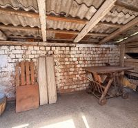 24 árov možností! Rodinný dom s veľkou záhradou v Budmericiach - Drevená konštrukcia so strojom a drevenými doskami v rodinnom dome.