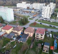 Priestranný rodinný dom v Kysuckom Novom Meste - Rodinné domy na ulici Sládkovičova v Kysuckom Novom Meste vedľa bytových domov a parkoviska.