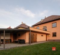 Priestranný rodinný dom v Kysuckom Novom Meste - Rodinný dom na Sládkovičovej ulici v Kysuckom Novom Meste s krytou terasou.