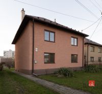 Priestranný rodinný dom v Kysuckom Novom Meste - Rodinný dom na Sládkovičovej ulici v Kysuckom Novom Meste s priľahlým trávnikom.