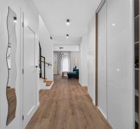 4i RD s pozemkom 170 m2  | ul. Vážska | Trenčín - Interiér rodinného domu s podlahou s dreveným dekorom, schodmi a moderným osvetlením.